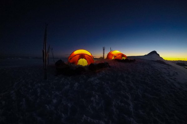 Vi kjører en guidet tur å krysser Svartisen på høsten med topptur på Snøtinden