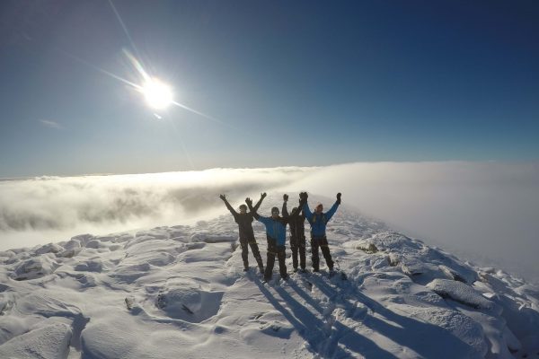 Vi kjører en guidet tur å krysser Svartisen på høsten med topptur på Snøtinden