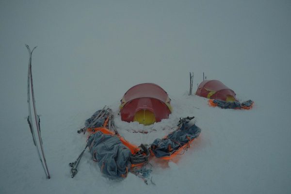 Vi kjører en guidet tur å krysser Svartisen på høsten med topptur på Snøtinden