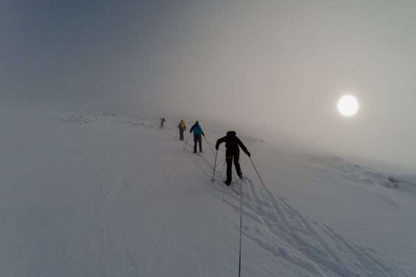 Vi kjører en guidet tur å krysser Svartisen på høsten med topptur på Snøtinden