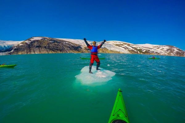 Står på et flytende isfjell på Svartisen